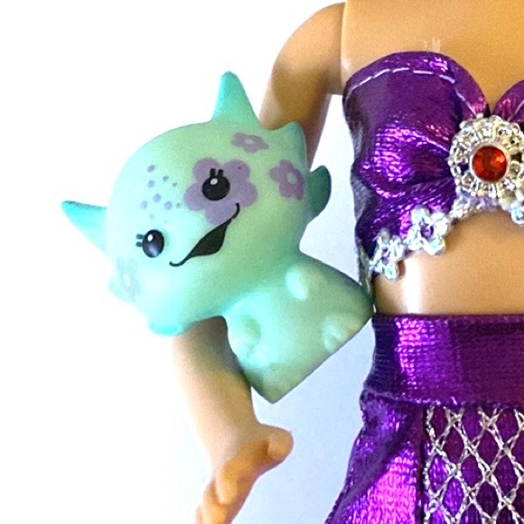 Barbie doll wearing mermaid fin and bikini top - Picture 7 of 8